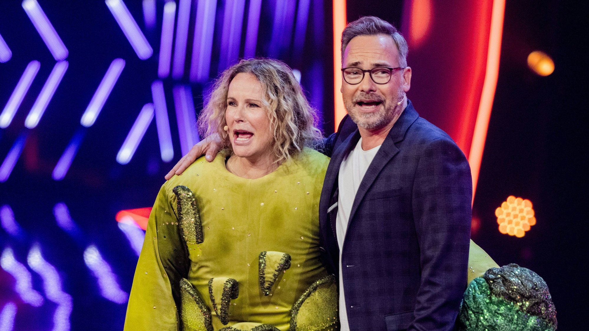 RTL-Moderatorin Katja Burkard an der Seite von „The Masked Singer“-Moderator Matthias Opdenhövel nach ihrer Enttarnung als „Brokkoli“ am 1. Oktober 2022.