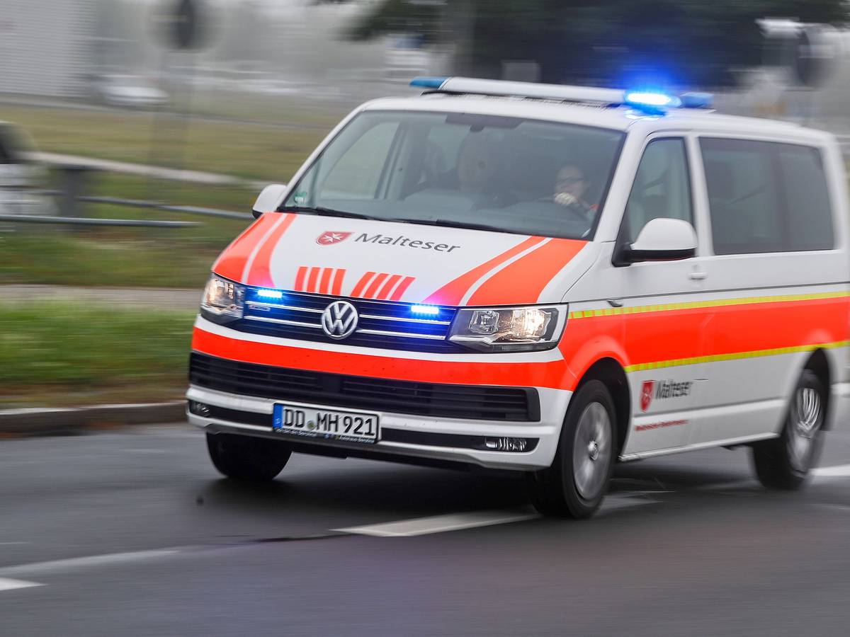 Ein Krankenwagen der Malteser fährt mit Blaulicht.