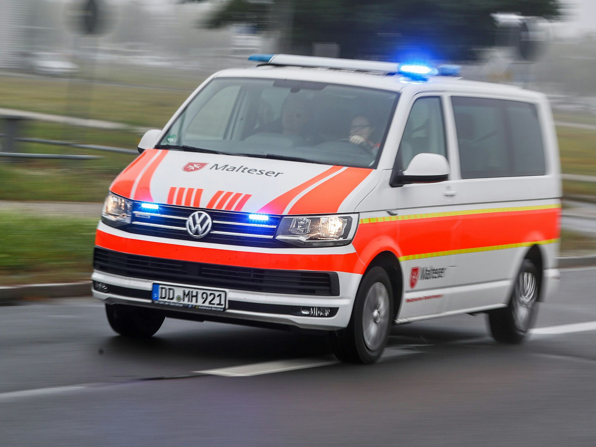 Ein Krankenwagen der Malteser fährt mit Blaulicht.