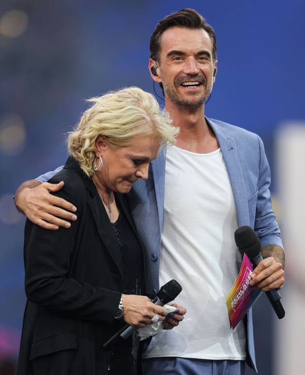 Moderator Florian Silbereisen und Schlagersängerin Nicole auf der Bühne. Florian nimmt die Sängerin in den Arm.