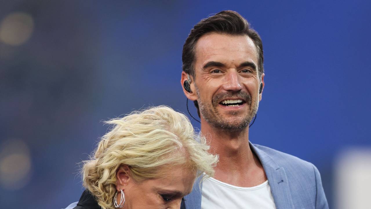 Moderator Florian Silbereisen und Schlagersängerin Nicole auf der Bühne. Florian nimmt die Sängerin in den Arm.