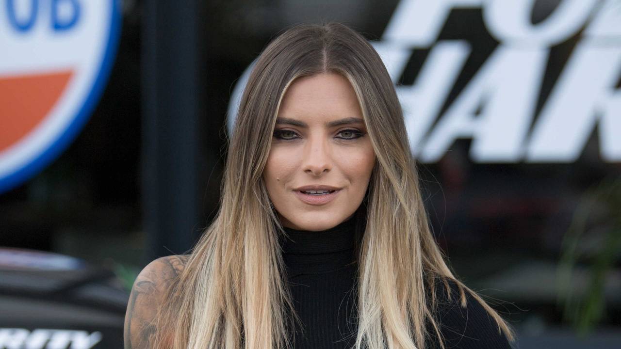 Sophia Thomalla hat ihre linke Hand in die Hüfte gelegt und posiert für ein Pressefoto.