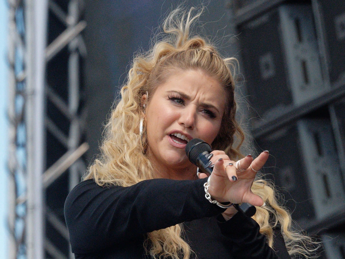 Die Sängerin Beatrice Egli steht auf der Bühne.