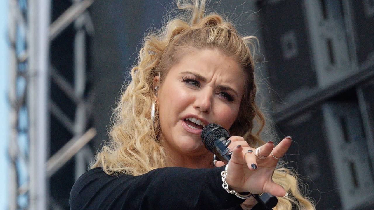 Die Sängerin Beatrice Egli steht auf der Bühne.