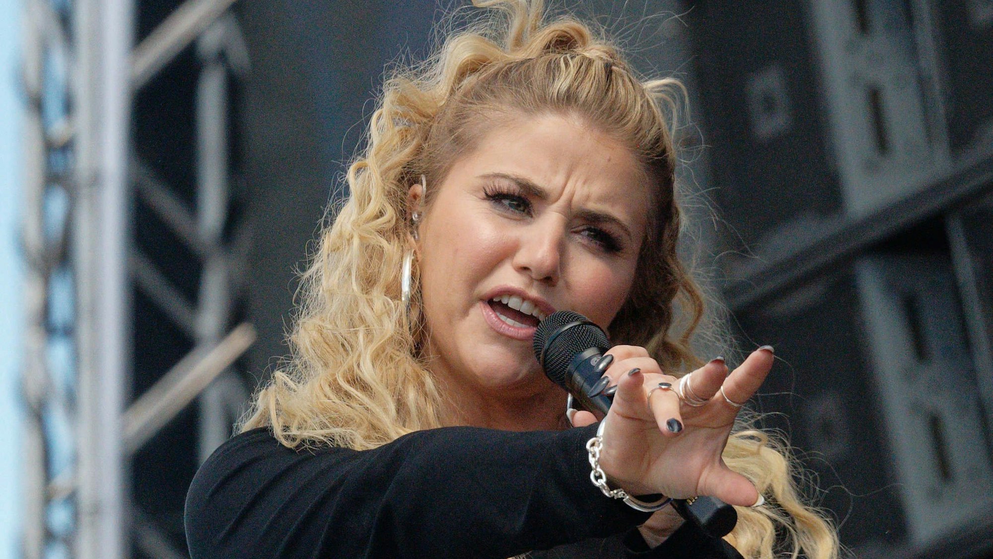 Die Sängerin Beatrice Egli steht auf der Bühne.