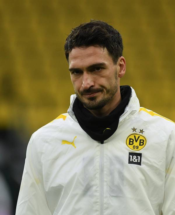 Dortmunds Mats Hummels in Trainingsjacke mit ernstem Gesichtsausdruck.