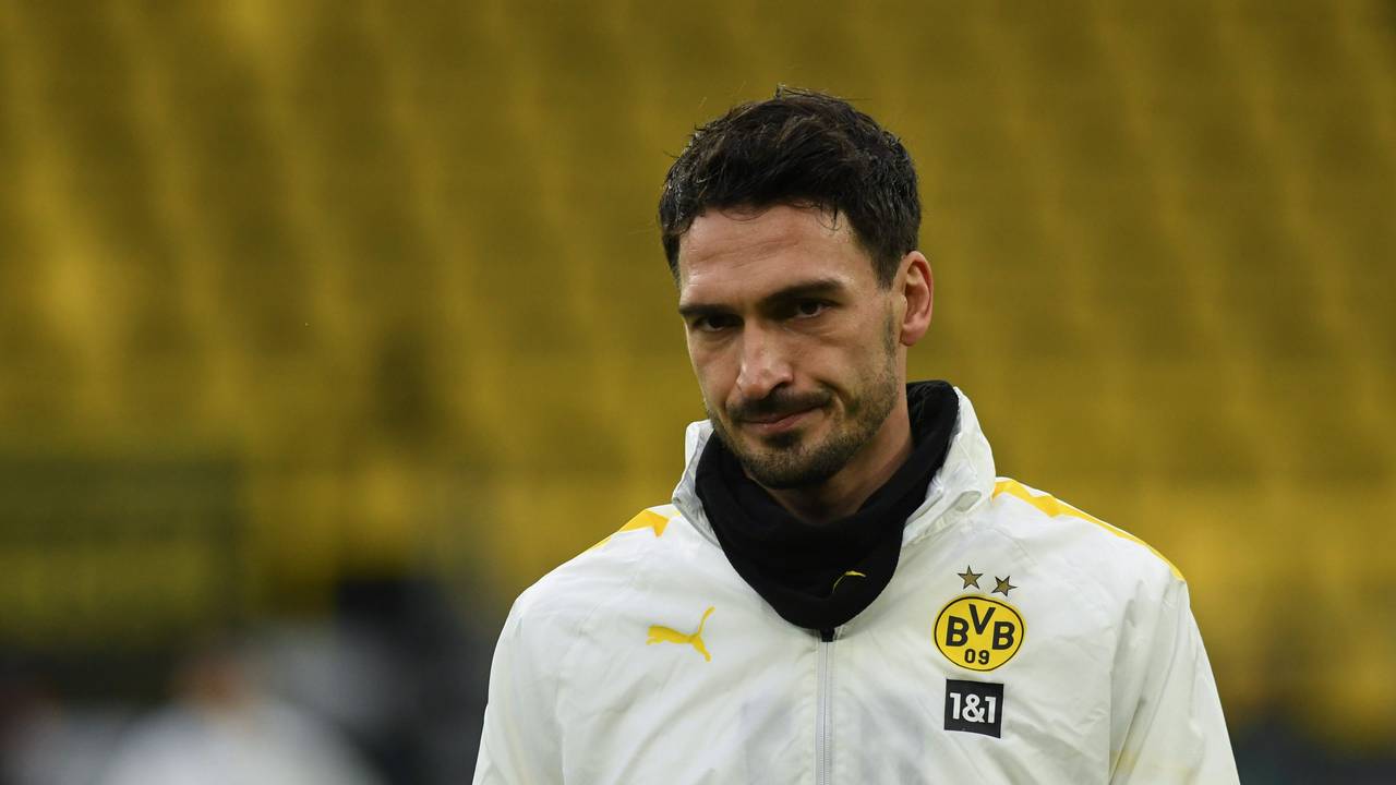 Dortmunds Mats Hummels in Trainingsjacke mit ernstem Gesichtsausdruck.