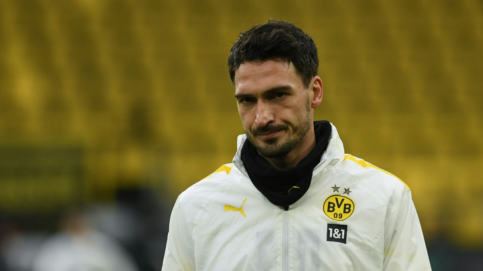 Dortmunds Mats Hummels in Trainingsjacke mit ernstem Gesichtsausdruck.
