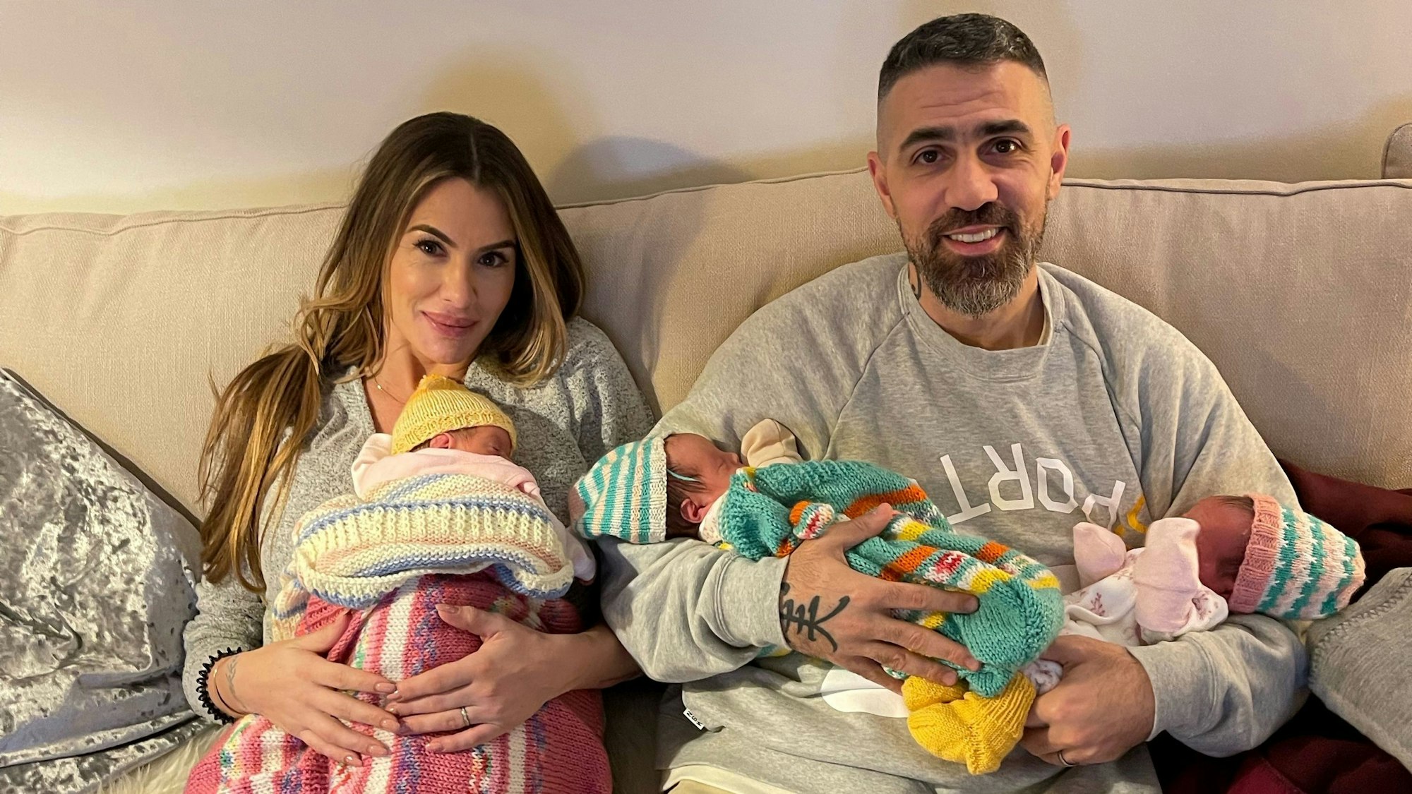 Rapper Bushido auf einem ersten Familienfoto mit Ehefrau Anna-Maria Ferchichi und ihren neugeborenen Drillings-Mädchen.