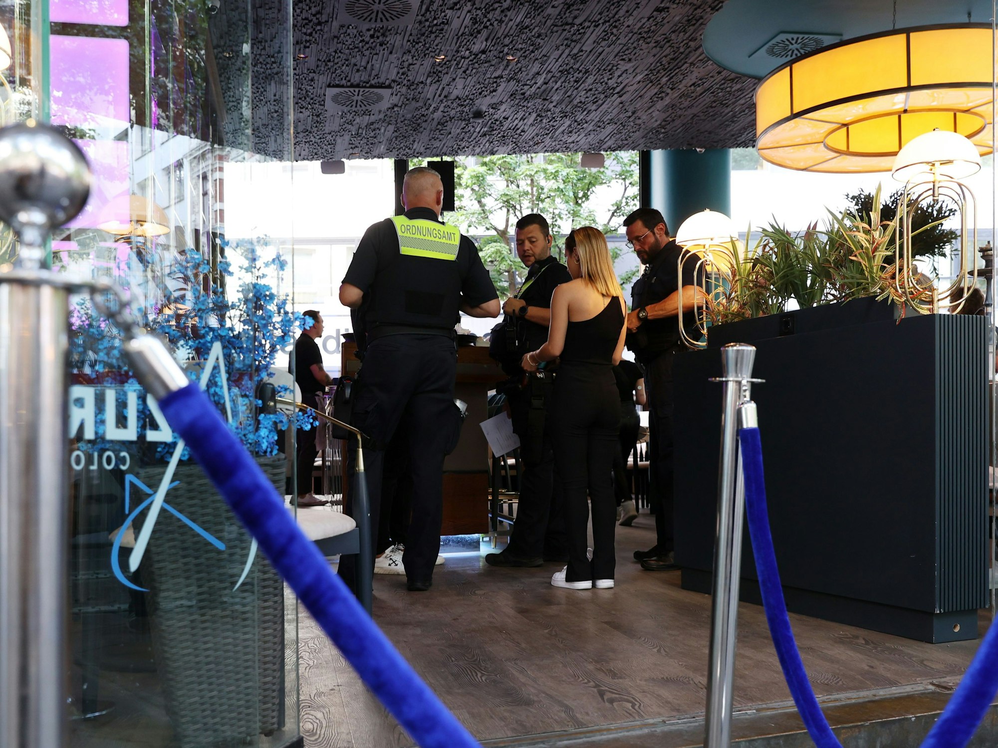 Das Ordnungsamt kontrolliert die Shisha-Bar Azure.