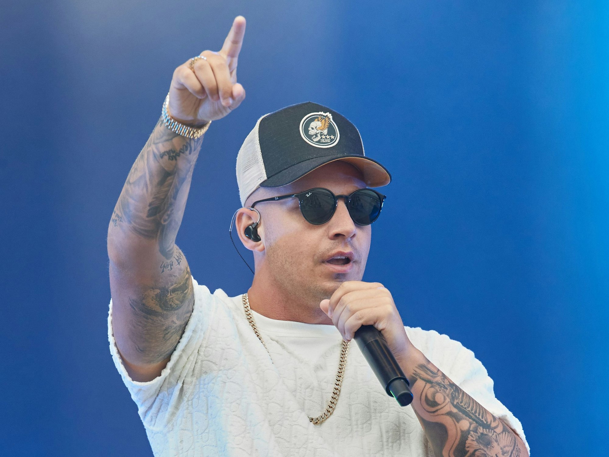 Pietro Lombardi, Sänger, steht auf der Bühne beim Strandkorb Open Air-Konzert am Cruise Center Steinwerder.