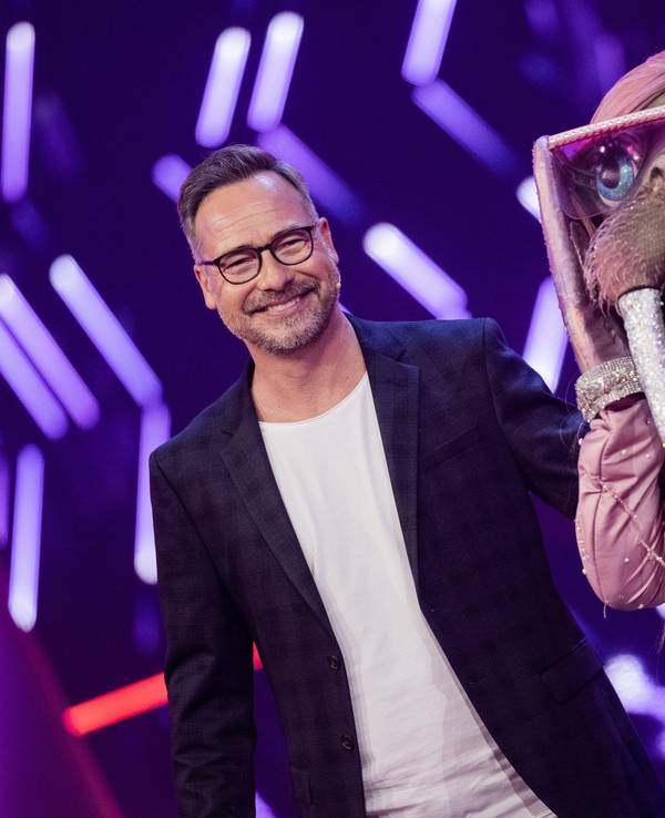 Die Figur „Waltraut, das Walross“ in der ProSieben-Show „The Masked Singer“ auf der Bühne neben Moderator Matthias Opdenhövel.