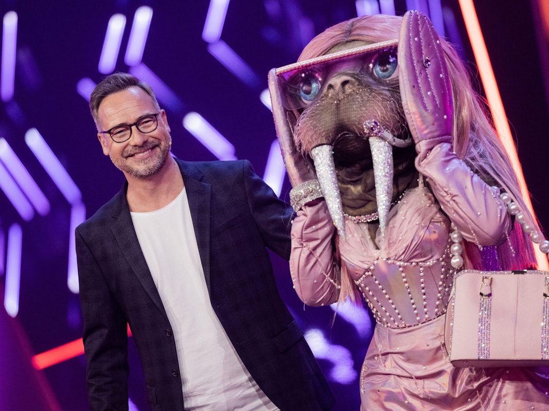 Die Figur „Waltraut, das Walross“ in der ProSieben-Show „The Masked Singer“ auf der Bühne neben Moderator Matthias Opdenhövel.