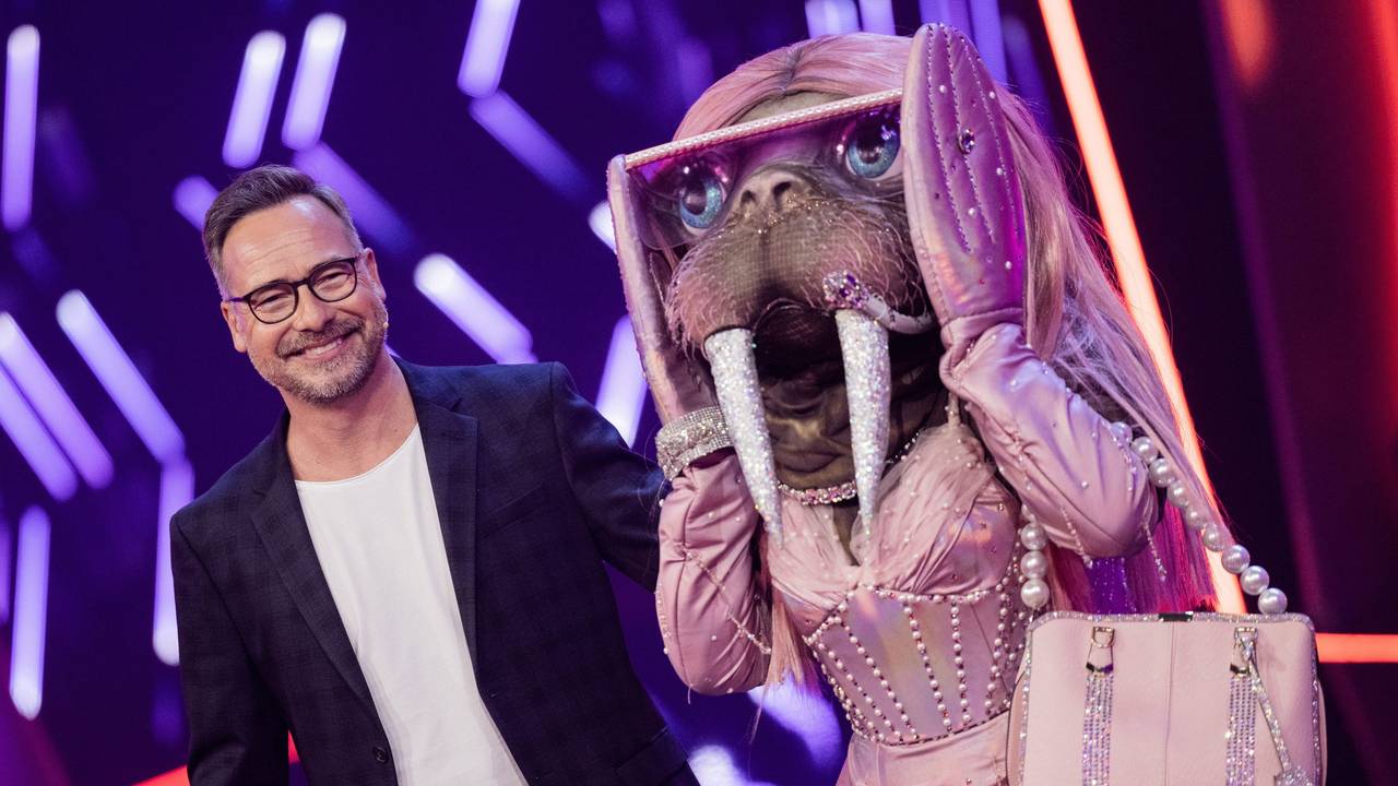 Die Figur „Waltraut, das Walross“ in der ProSieben-Show „The Masked Singer“ auf der Bühne neben Moderator Matthias Opdenhövel.