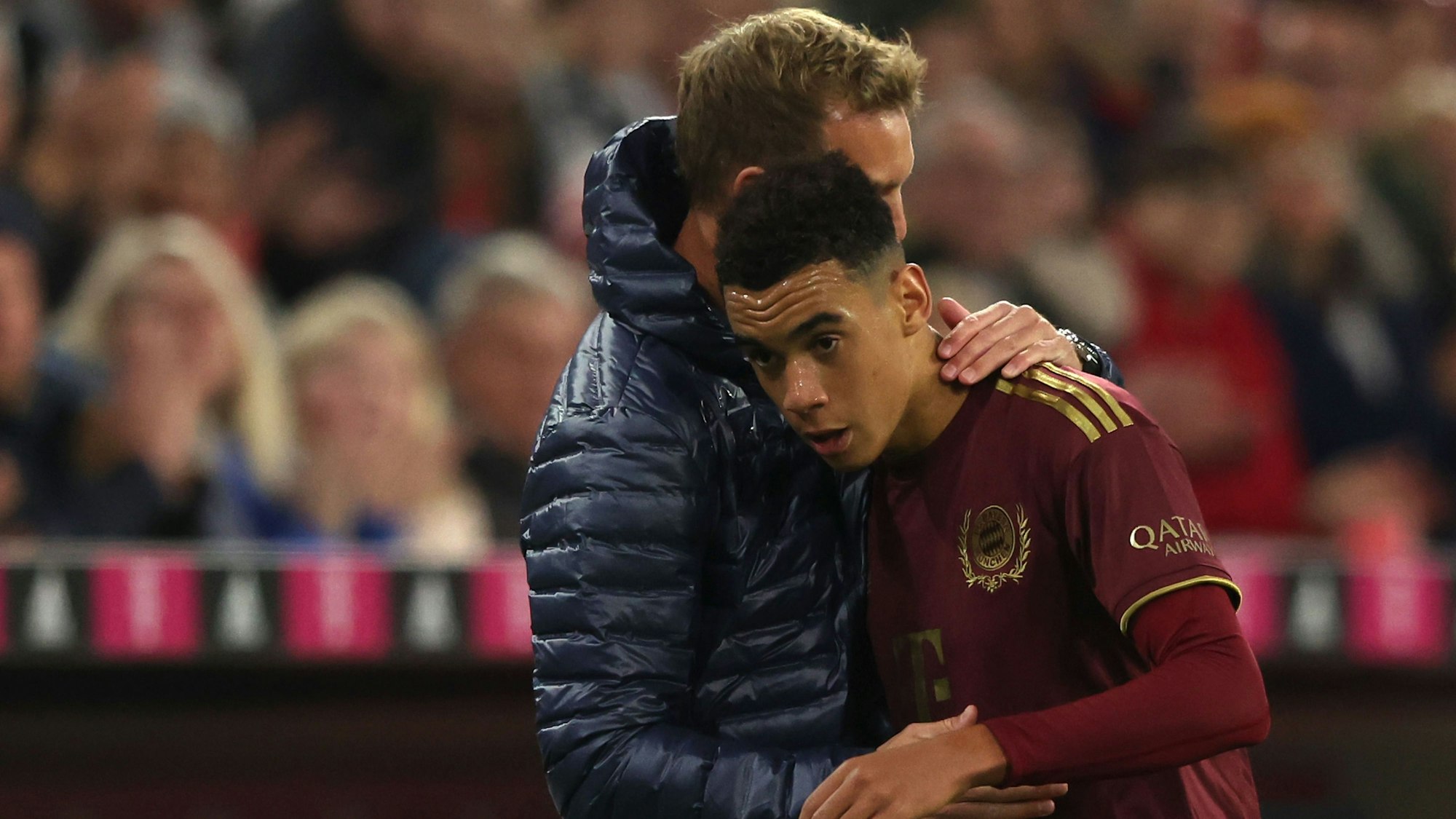 Julian Nagelsmann bedankt sich bei Jamal Musiala für dessen gute Leistung.