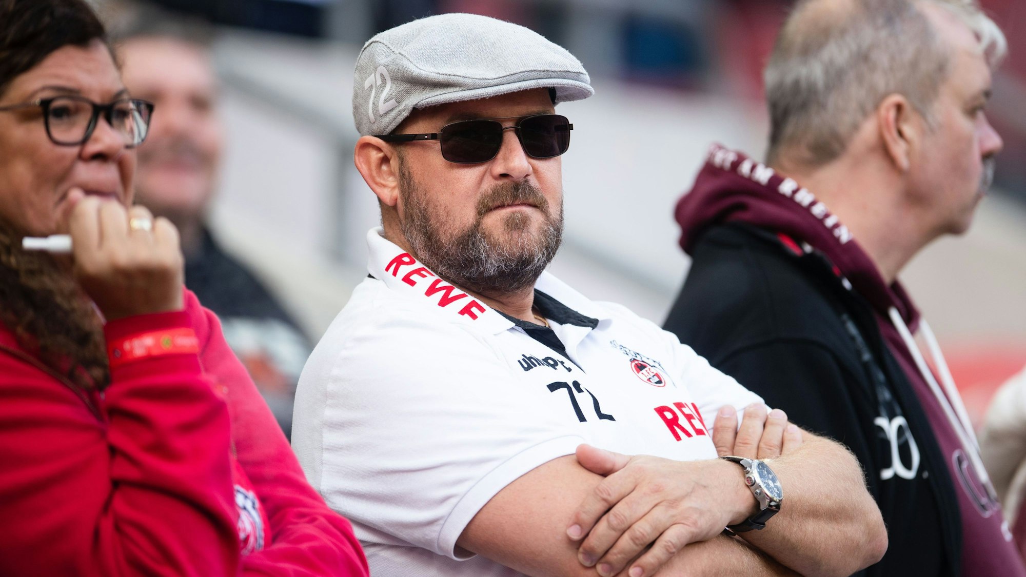 In Baumgart-Verkleidung verfolgt ein Fan des 1. FC Köln das Heimspiel gegen Borussia Dortmund.