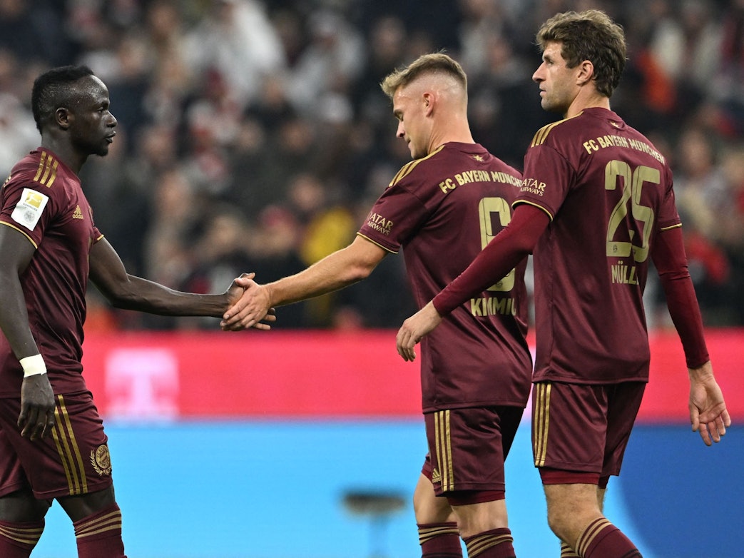 Die Bayern-Stars Sadio Mané, Thomas Müller und Joshua Kimmich auf dem Rasen.