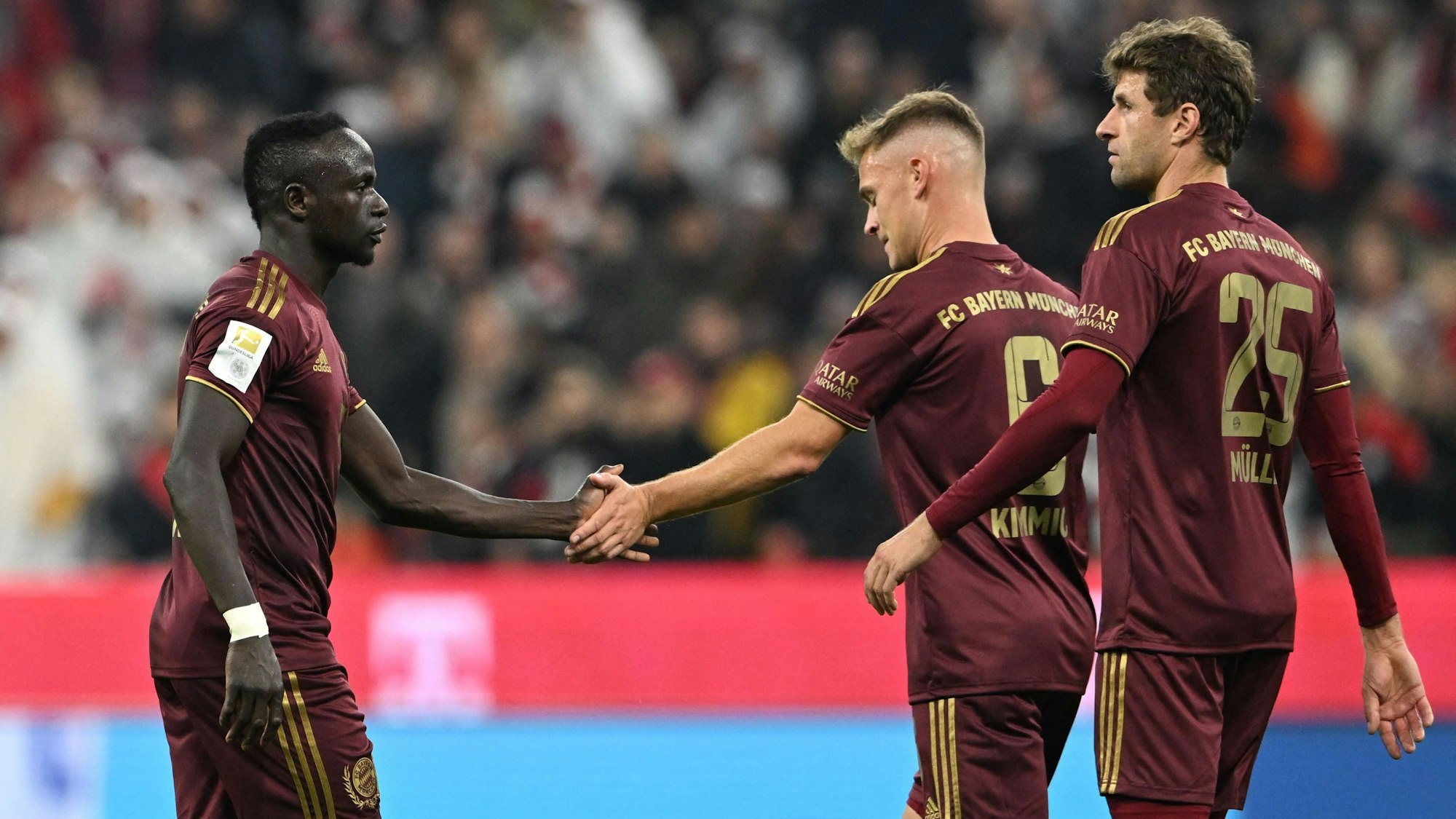 Die Bayern-Stars Sadio Mané, Thomas Müller und Joshua Kimmich auf dem Rasen.
