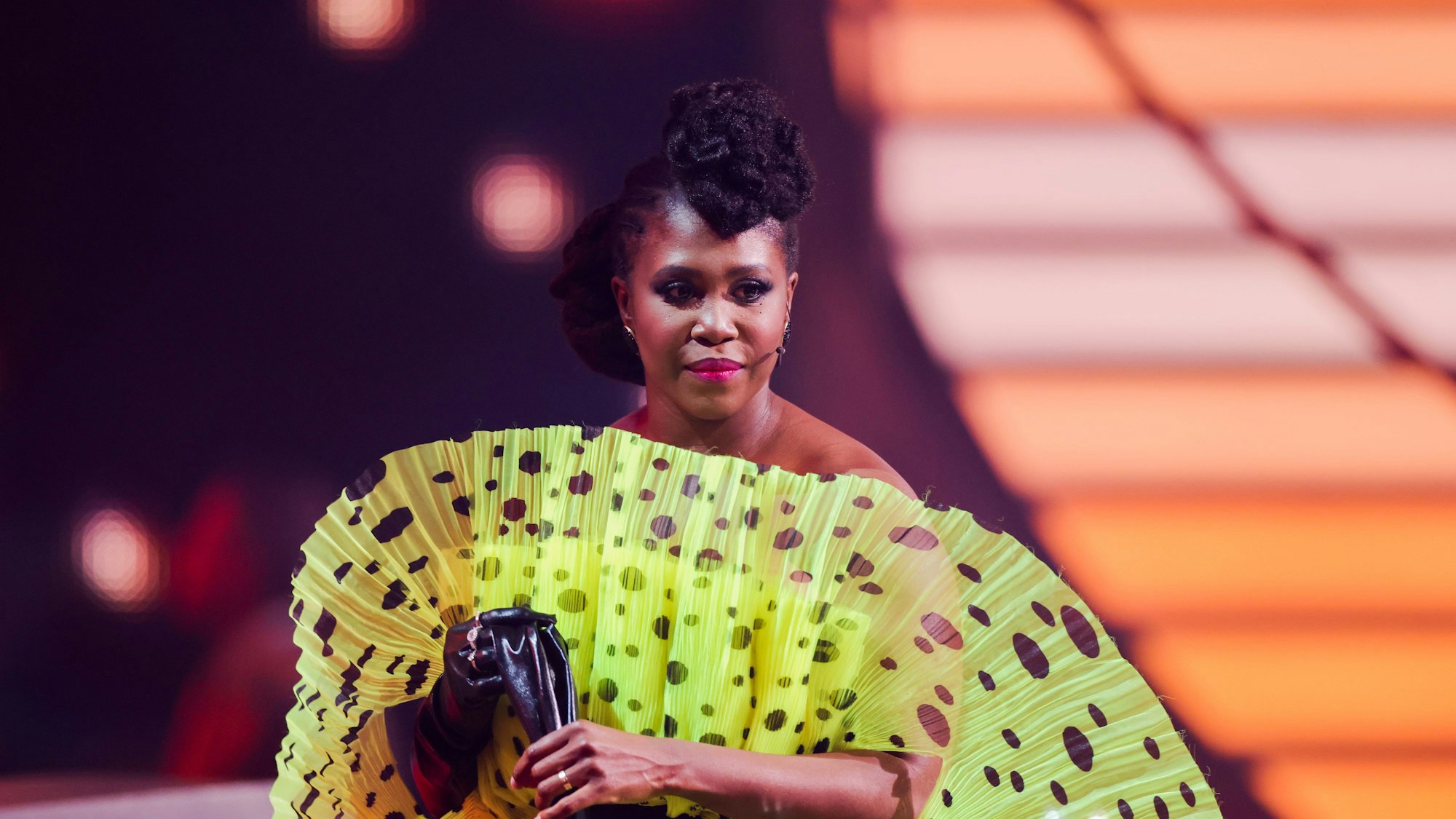 Motsi Mabuse, Jurymitglied, steht in der RTL-Tanzshow „Let's Dance“ im Coloneum.