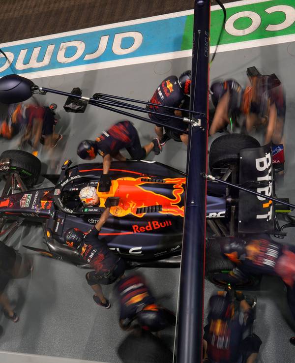 Formel-1-Weltmeister Max Verstappen an der Box im Qualifying zum Großen Preis von Singapur.