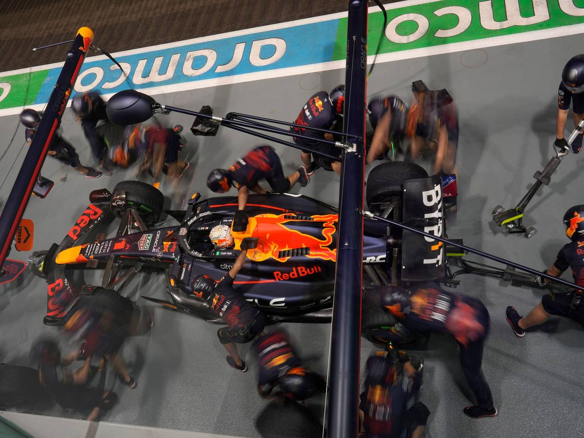 Formel-1-Weltmeister Max Verstappen an der Box im Qualifying zum Großen Preis von Singapur.