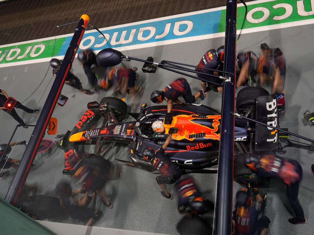 Formel-1-Weltmeister Max Verstappen an der Box im Qualifying zum Großen Preis von Singapur.