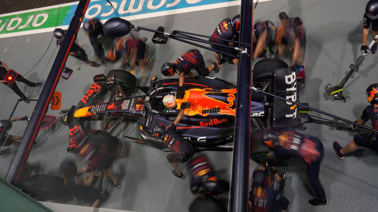 Formel-1-Weltmeister Max Verstappen an der Box im Qualifying zum Großen Preis von Singapur.