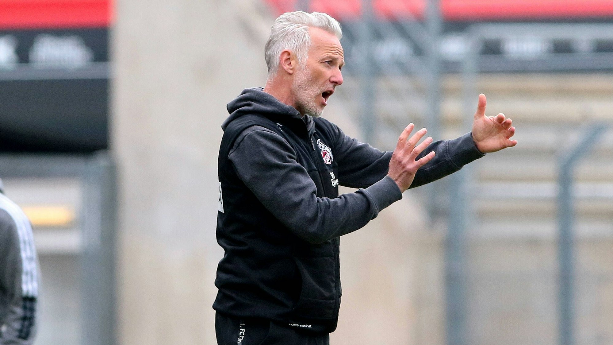 Mark Zimmermann, Trainer der U21 des 1. FC Köln, gestikuliert mit seinen Händen.