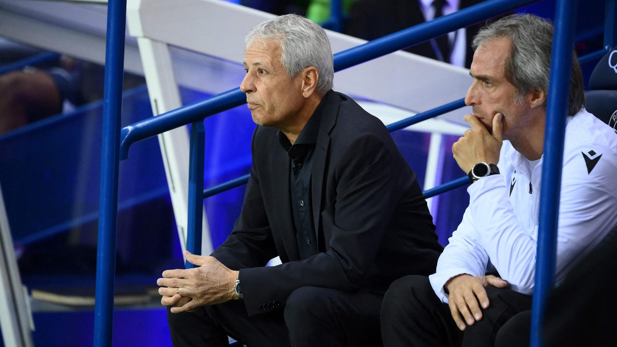 Lucien Favre sitzt beim Spiel von OGC Nizza bei Paris Saint-Germain am Spielfeldrand