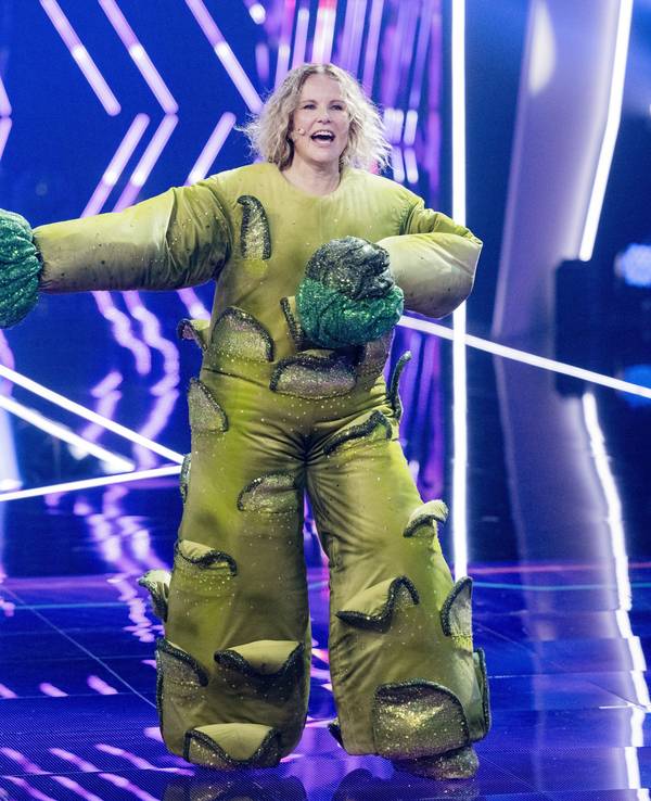 RTL-Moderatorin Katja Burkard nach ihrer Demaskierung als „Der Brokkoli“ in der ProSieben-Show „The Masked Singer“ auf der Kölner Bühne.