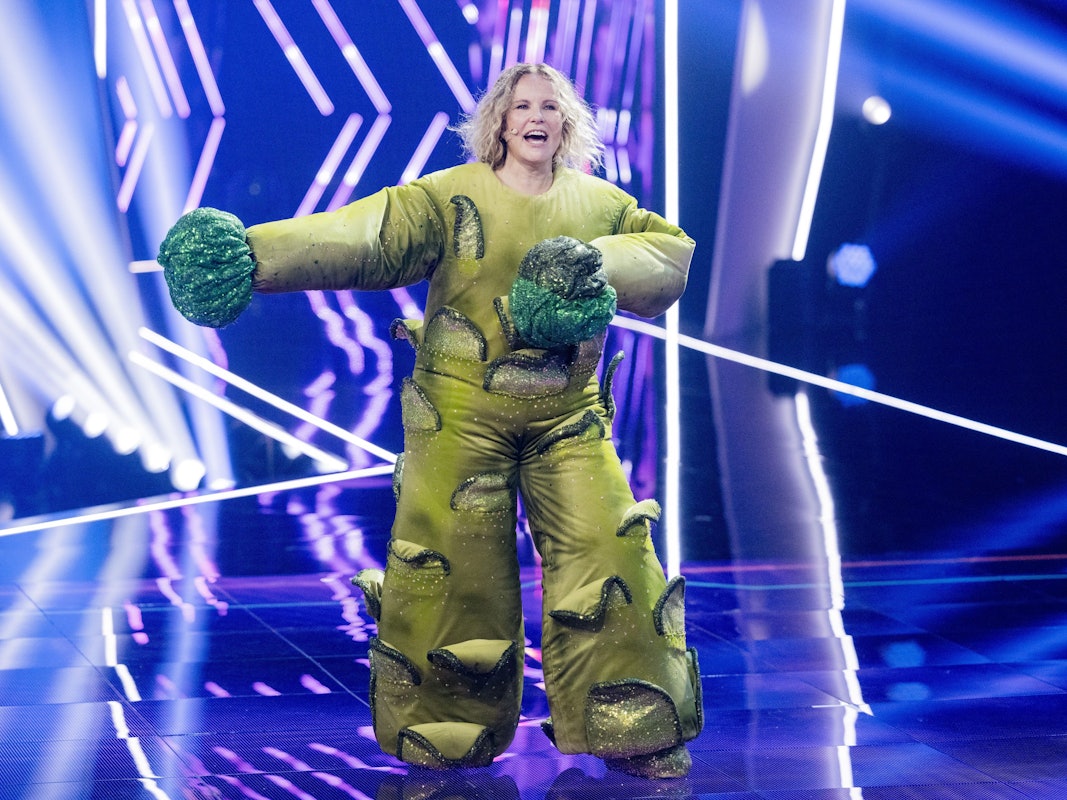 RTL-Moderatorin Katja Burkard nach ihrer Demaskierung als „Der Brokkoli“ in der ProSieben-Show „The Masked Singer“ auf der Kölner Bühne.