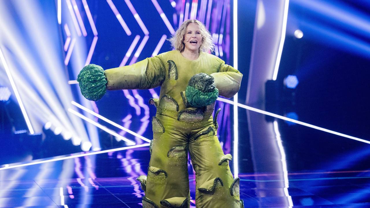 RTL-Moderatorin Katja Burkard nach ihrer Demaskierung als „Der Brokkoli“ in der ProSieben-Show „The Masked Singer“ auf der Kölner Bühne.