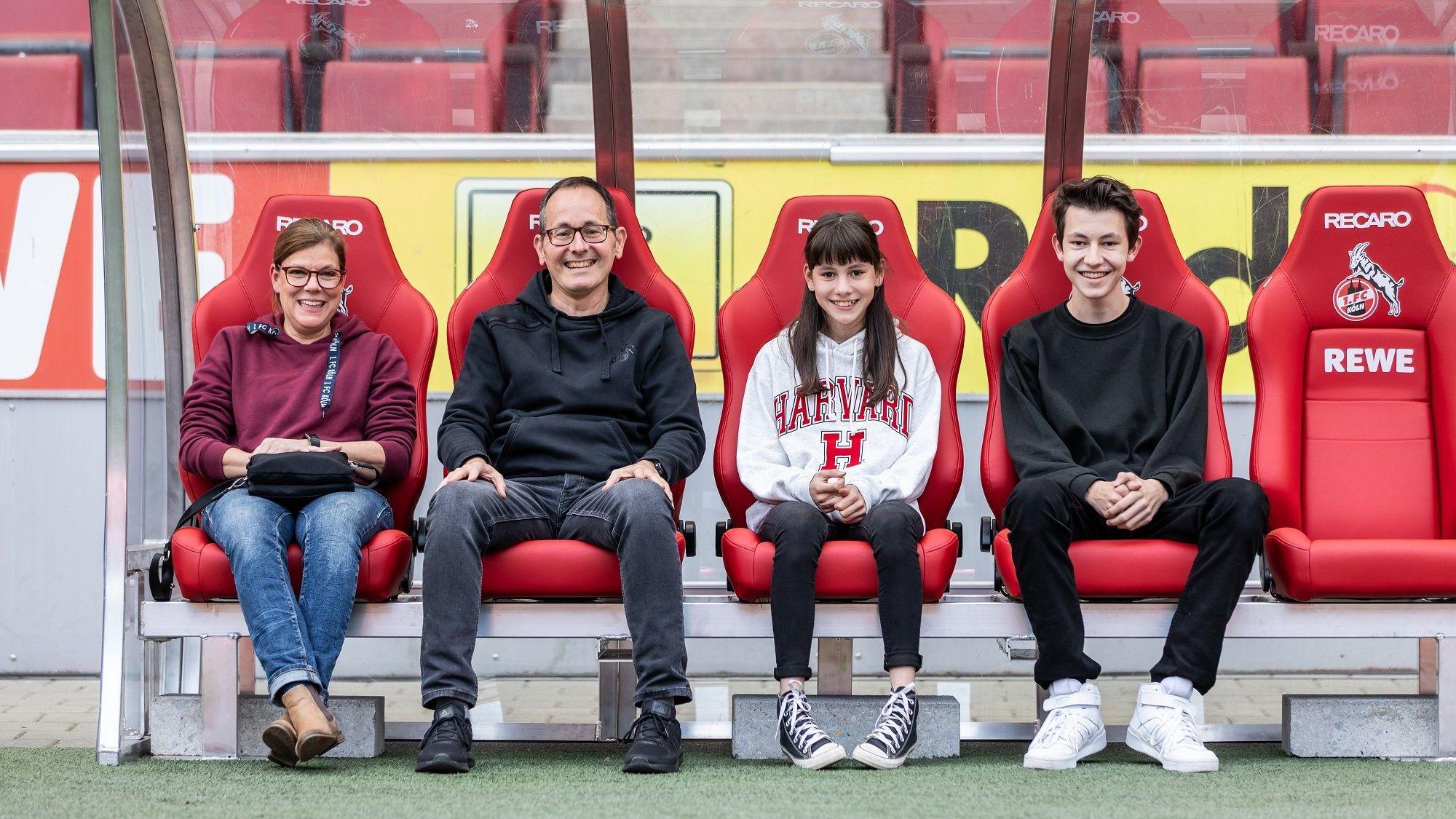 Familie Weiss aus Hitdorf auf der Bank des 1. FC Köln.