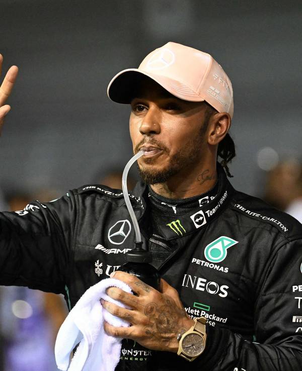Lewis Hamilton winkt nach dem starken Qualifying zum Grand Prix von Singapur. Am linken Nasenflügel ganz klein zu sehen: das im Cockpit verbotene Piercing.