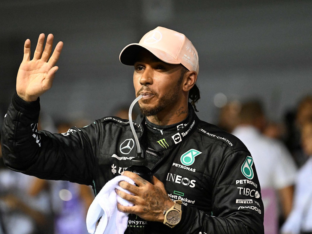 Lewis Hamilton winkt nach dem starken Qualifying zum Grand Prix von Singapur. Am linken Nasenflügel ganz klein zu sehen: das im Cockpit verbotene Piercing.