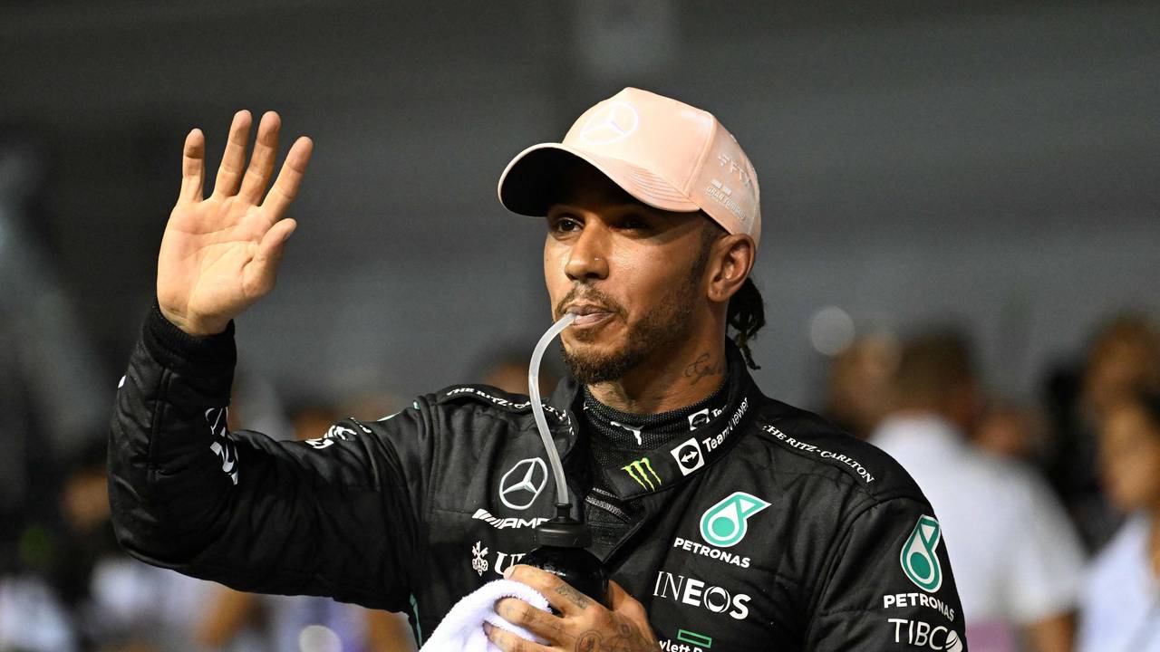 Lewis Hamilton winkt nach dem starken Qualifying zum Grand Prix von Singapur. Am linken Nasenflügel ganz klein zu sehen: das im Cockpit verbotene Piercing.