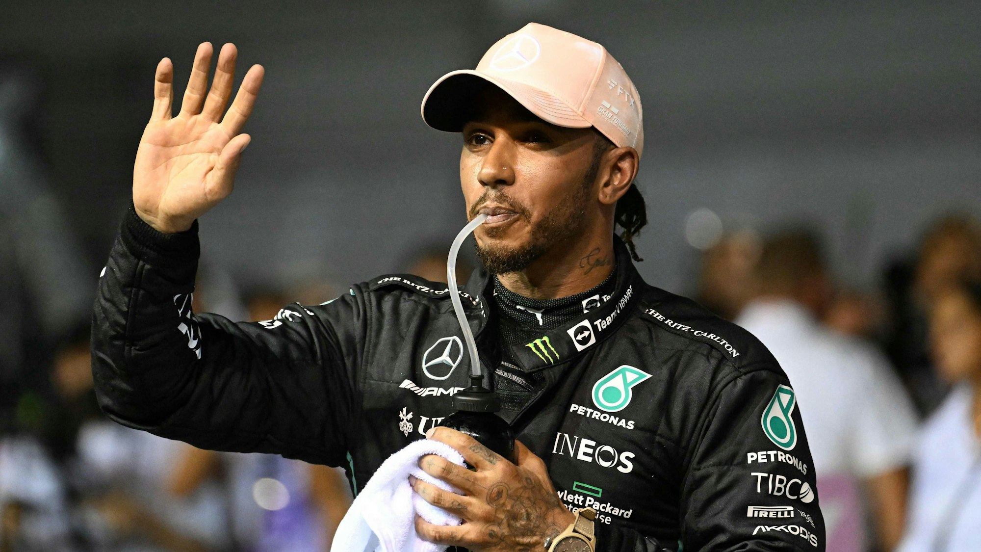 Lewis Hamilton winkt nach dem starken Qualifying zum Grand Prix von Singapur. Am linken Nasenflügel ganz klein zu sehen: das im Cockpit verbotene Piercing.