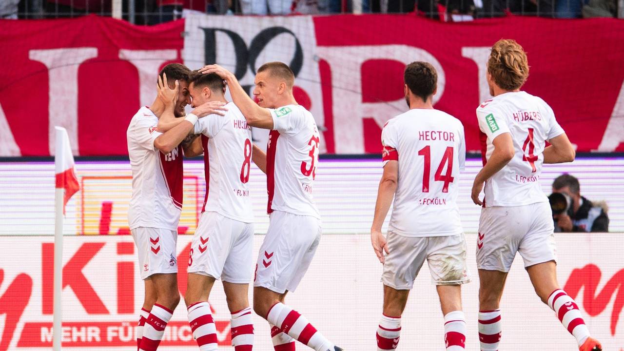 Dejan Ljubicic (l.) bejubelte sein 3:1 gegen Borussia Dortmund am Samstag (1. Oktober 2022) mit seine Teamkollegen.