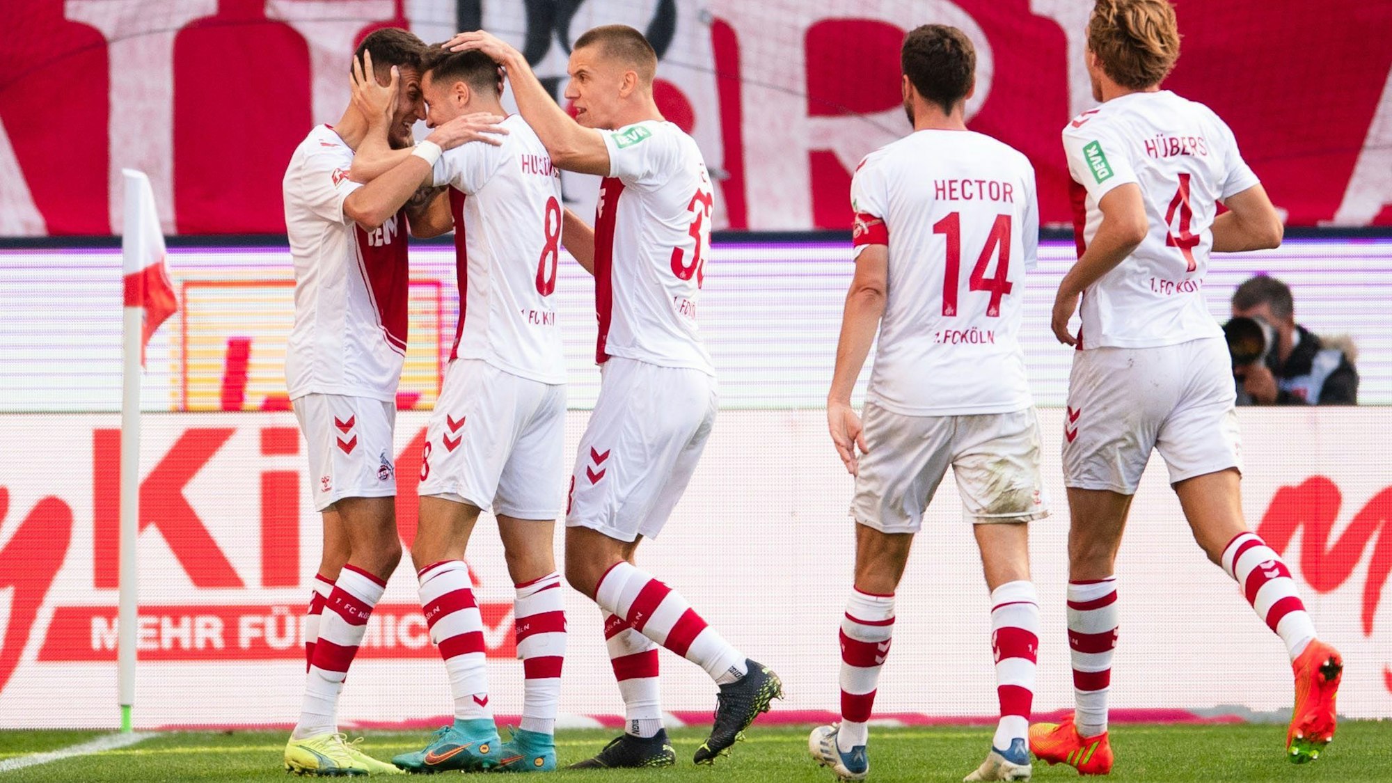 Dejan Ljubicic (l.) bejubelte sein 3:1 gegen Borussia Dortmund am Samstag (1. Oktober 2022) mit seine Teamkollegen.