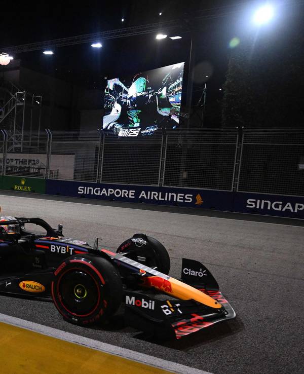Max Verstappen in seinem Red-Bull-Boliden in Singapur.