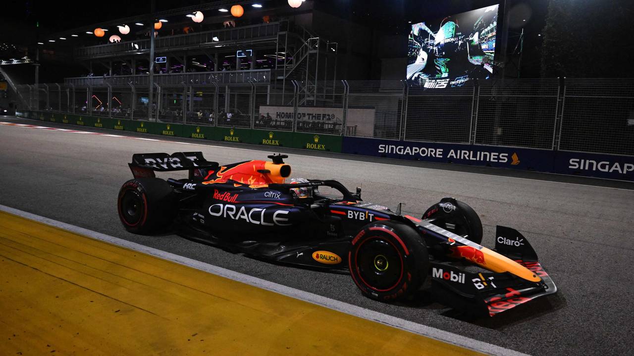 Max Verstappen in seinem Red-Bull-Boliden in Singapur.