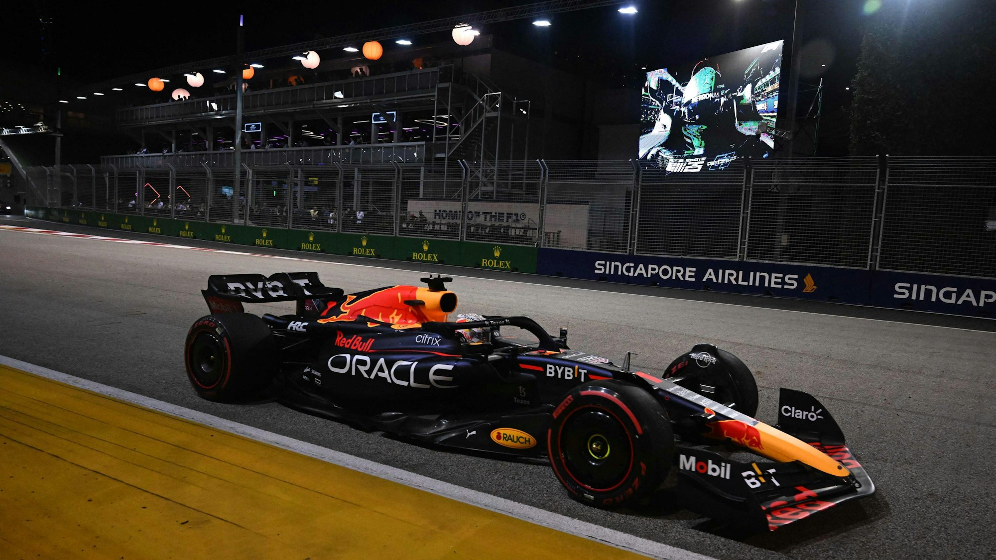 Max Verstappen in seinem Red-Bull-Boliden in Singapur.