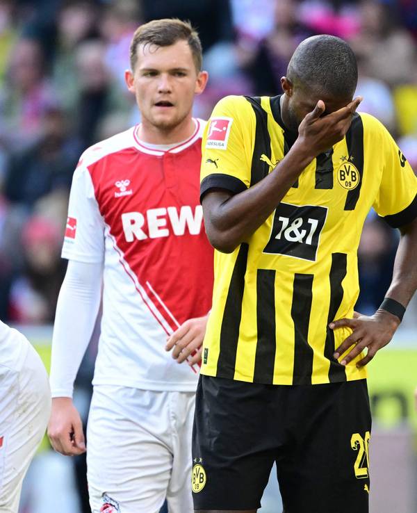 Anthony Modeste hält sich bei der Niederlage von Borussia Dortmund beim 1. FC Köln ernüchtert die Hand vors Gesicht