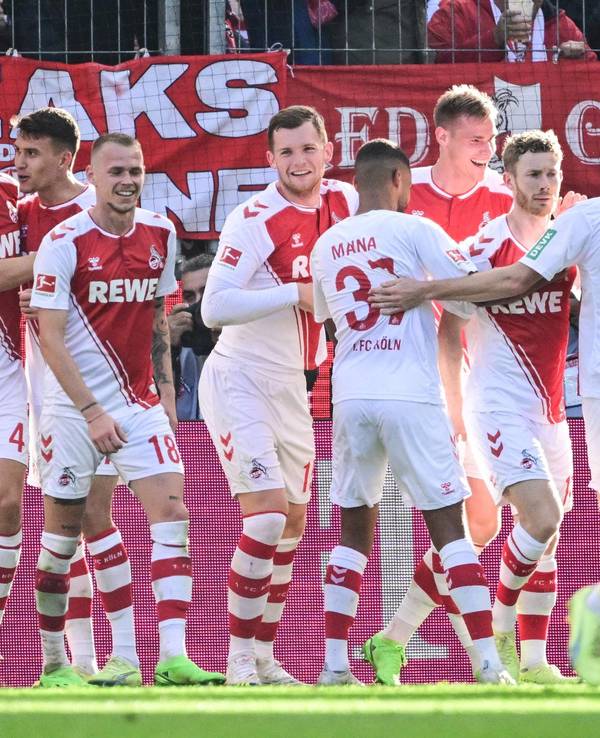 Der 1. FC Köln jubelt, Anthony Modeste steht die Ernüchterung ins Gesicht geschrieben.