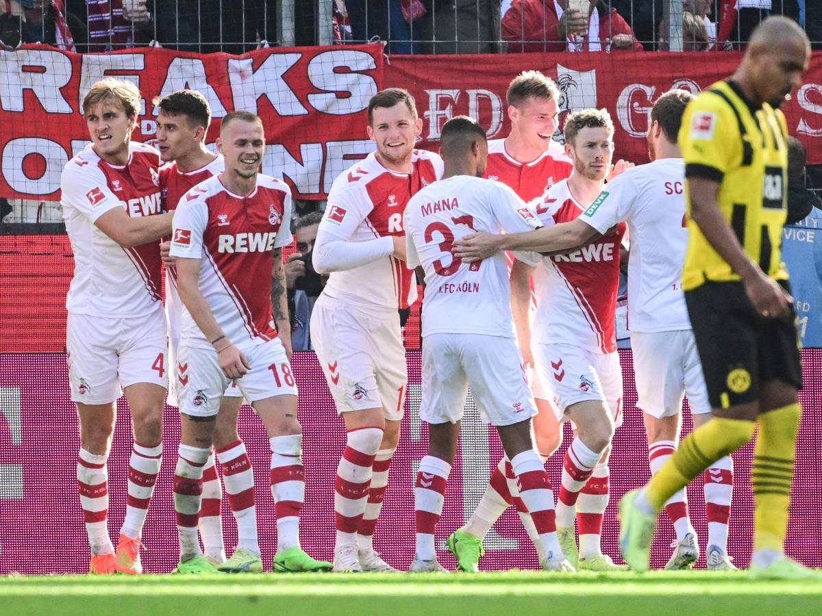 Der 1. FC Köln jubelt, Anthony Modeste steht die Ernüchterung ins Gesicht geschrieben.