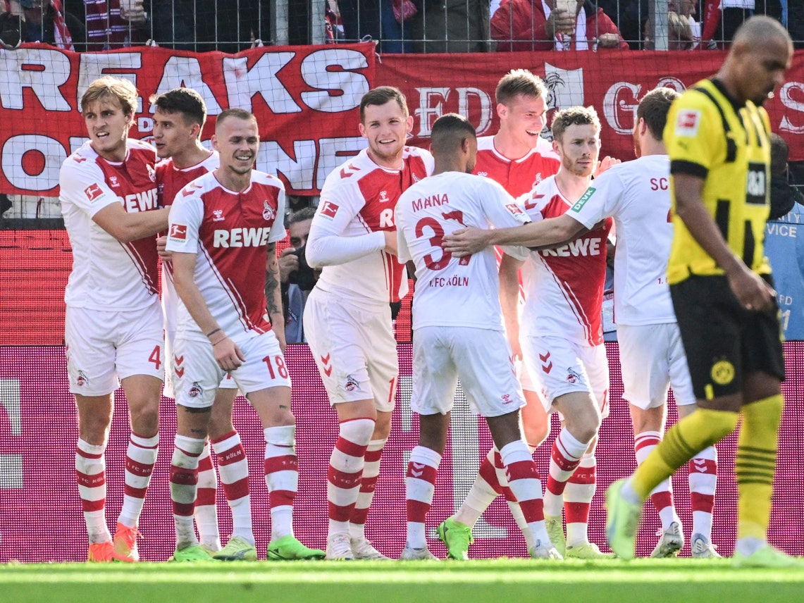Der 1. FC Köln jubelt, Anthony Modeste steht die Ernüchterung ins Gesicht geschrieben.
