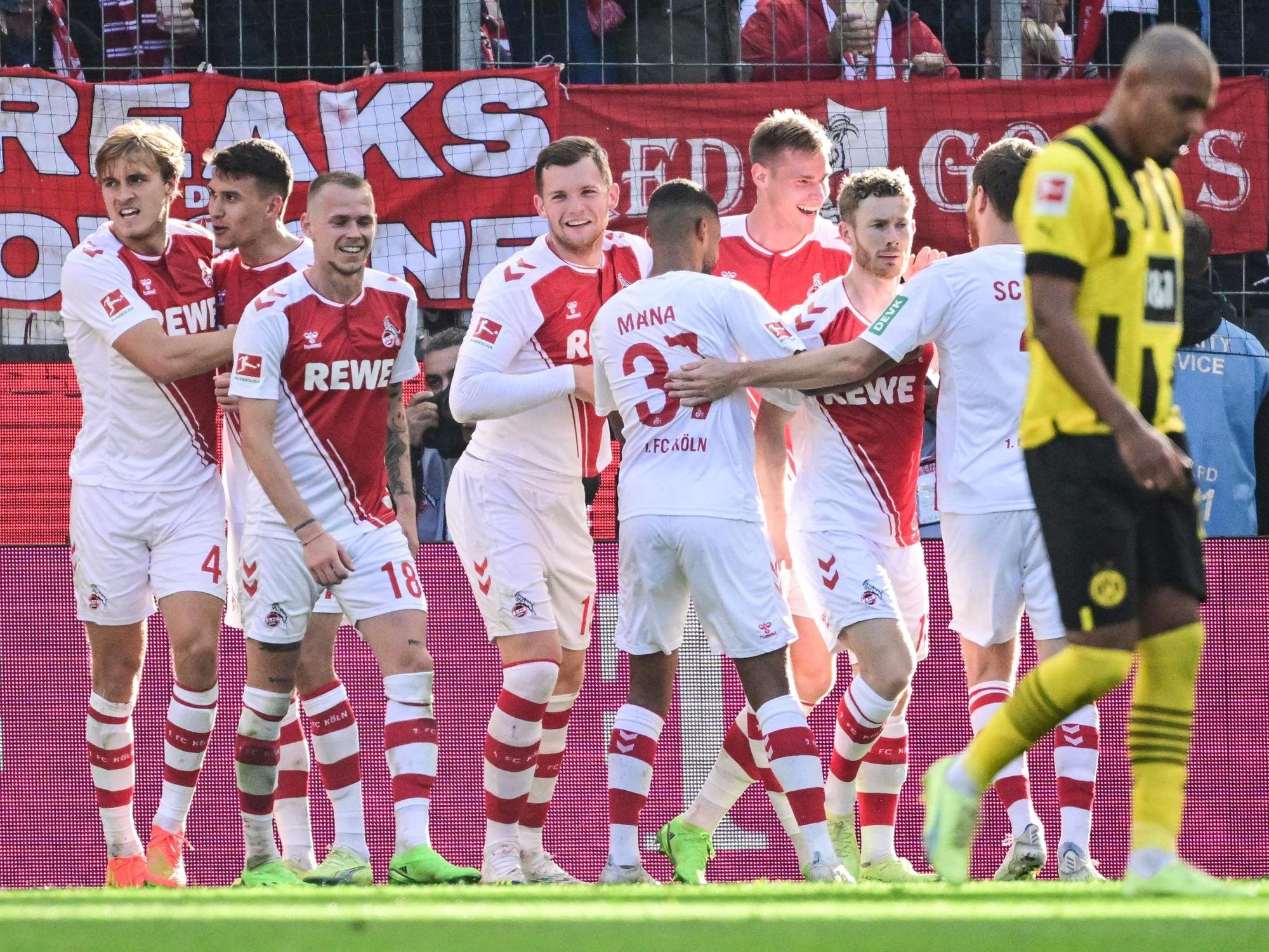 Der 1. FC Köln jubelt, Anthony Modeste steht die Ernüchterung ins Gesicht geschrieben.