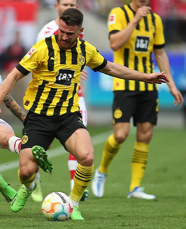 Im Spiel zwischen Köln und Dortmund grätscht Ondrej Duda Salih Özcan von hinten um.