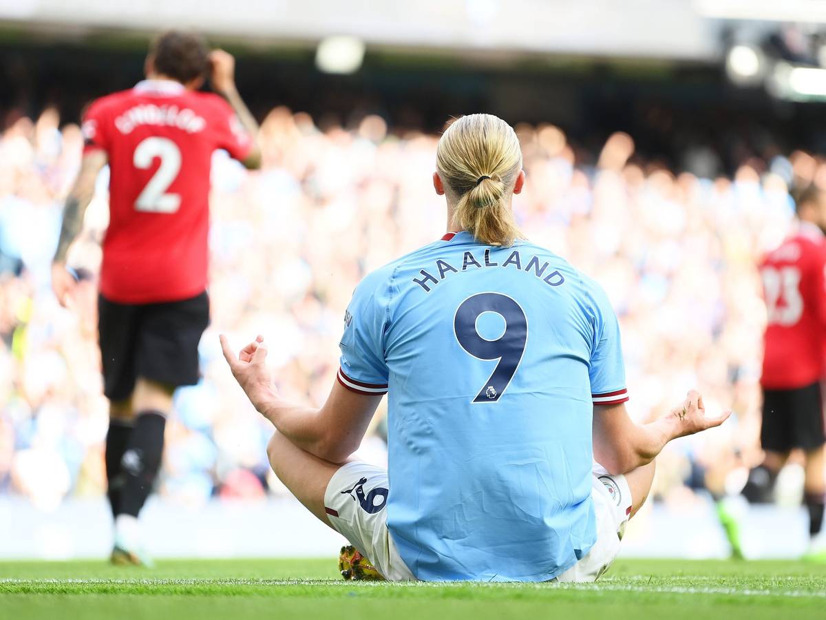 Erling Haaland feiert seine drei Treffer für Manchester City im Derby gegen Manchester United.