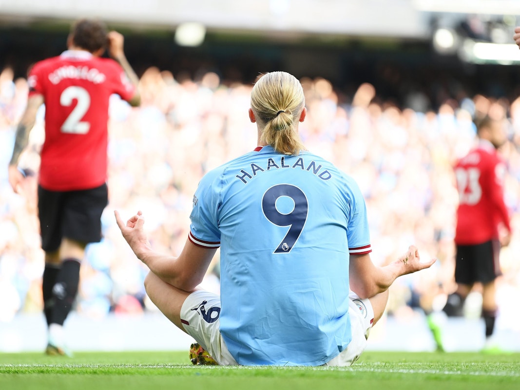 Erling Haaland feiert seine drei Treffer für Manchester City im Derby gegen Manchester United.
